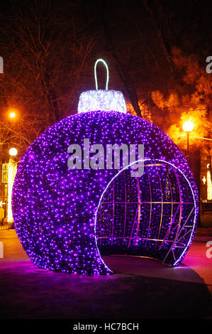 Grand gazebo Noël boules dans winter park Banque D'Images