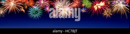 Multi-couleur animée d'artifice sur fond bleu foncé au format panoramique, idéal pour la nouvelle année ou d'autres célébrations Banque D'Images
