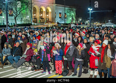 Detroit, Michigan - la foule se rassembler devant le Detroit Institute of Arts à chanter des chants de Noël à l'assemblée annuelle Noel nuit. Banque D'Images