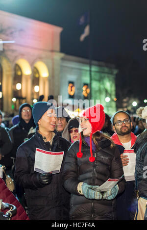 Detroit, Michigan - la foule se rassembler devant le Detroit Institute of Arts à chanter des chants de Noël à l'assemblée annuelle Noel nuit. Banque D'Images