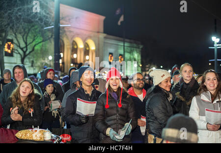 Detroit, Michigan - la foule se rassembler devant le Detroit Institute of Arts à chanter des chants de Noël à l'assemblée annuelle Noel nuit. Banque D'Images