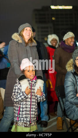 Detroit, Michigan - la foule se rassembler devant le Detroit Institute of Arts à chanter des chants de Noël à l'assemblée annuelle Noel nuit. Banque D'Images