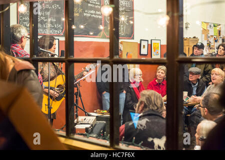 Detroit, Michigan - Julie Beutel et Bob O'Brien signe pour une foule à l'Avalon boulangerie sur Noel nuit. Noel nuit commence la saison de vacances à Detroit. Banque D'Images