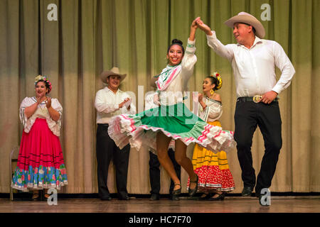 Detroit, Michigan - danseurs mexicains à l'Institut international sur Noel nuit, le début de la saison des vacances d'hiver dans la région de Detroit. Banque D'Images