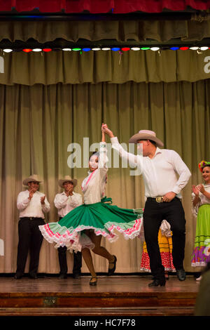 Detroit, Michigan - danseurs mexicains à l'Institut international sur Noel nuit, le début de la saison des vacances d'hiver dans la région de Detroit. Banque D'Images