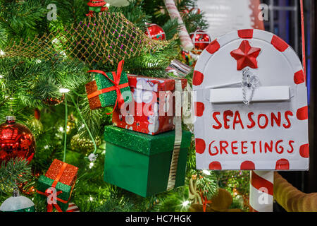 Libre de l'arbre de Noël décoré au hall. Les salutations de la saison Banque D'Images