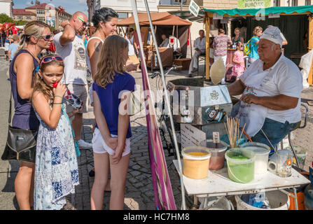 Vendeur de barbe à foire de rue à Namestie SNP à Banska Bystrica, Slovaquie Banque D'Images