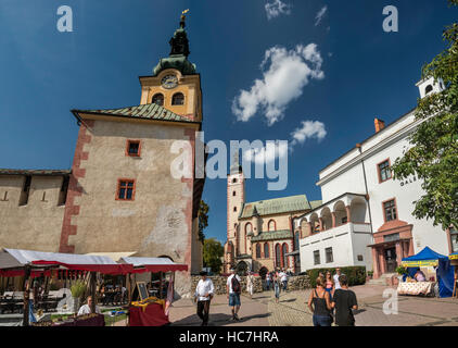 Foire de rue, château, église de l'Assomption, à Banska Bystrica, Slovaquie Banque D'Images