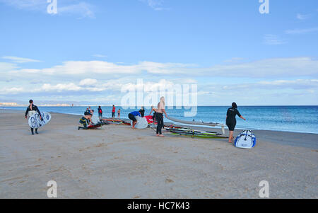 Planche à voile à l'automne ,sur la plage de Malvarrosa, Valence, l'un des plus populaires dans tout le monde . Banque D'Images