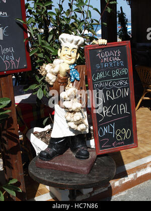 La figure de chef holding tableau noir à Roxanne Restaurant Roda Corfu Grèce Banque D'Images