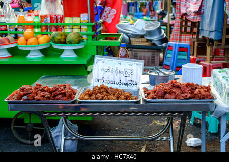 Des collations frites en vente sur chemin Mahabandoola, centre-ville de Yango, le Myanmar (Birmanie). Banque D'Images