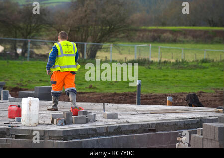 L'organisation Groundworks en cours pour les lecteurs un quaintly nommé retraite développement de 80 maisons par Persimmon Homes à Hay-on-Wye Powys Pays de Galles UK Banque D'Images