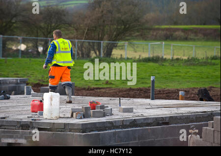 L'organisation Groundworks en cours pour les lecteurs un quaintly nommé retraite développement de 80 maisons par Persimmon Homes à Hay-on-Wye Powys Pays de Galles UK Banque D'Images