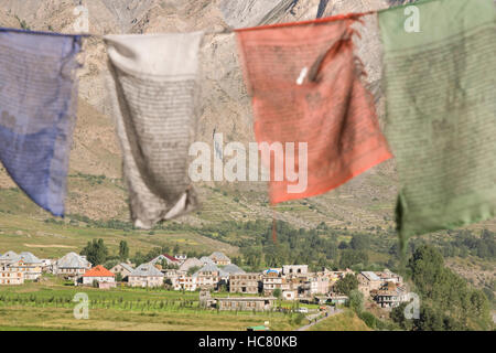 Les drapeaux de prières bouddhistes voltigeant dans le vent au-dessus du village de l'himalaya Tandi le long de la route de montagne à Manali Leh, Inde. Banque D'Images