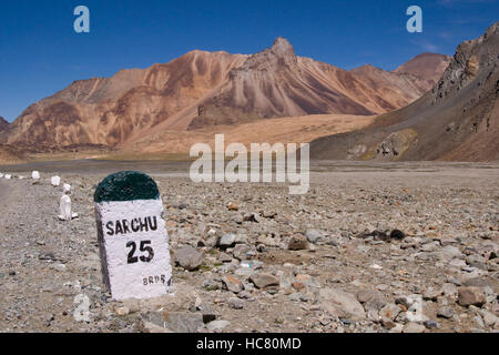 Signe de route (25km à Sarchu) sur la route entre Manali et Leh haut dans les montagnes du Ladakh, Inde Banque D'Images