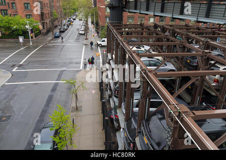 NEW YORK CITY - 1 mai 2016 : En raison du manque d'espace les voitures sont garées sur des places de stationnement à Chelsea, un quartier de Manhattan Banque D'Images