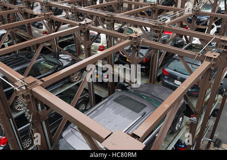 NEW YORK CITY - 1 mai 2016 : En raison du manque d'espace les voitures sont garées sur des places de stationnement à Chelsea, un quartier de Manhattan Banque D'Images