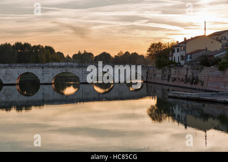 Pont de Tibère à Rimini au coucher du soleil, de l'Italie. Banque D'Images