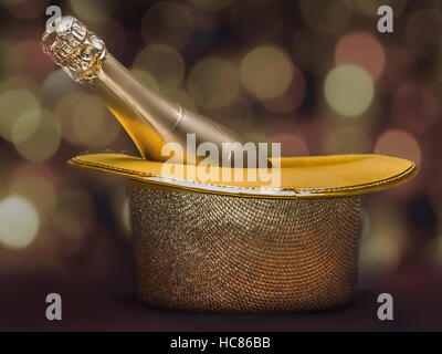 Bouteille de champagne dans la région de golden top hat plus floue fond clair Banque D'Images