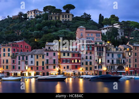 Le crépuscule sur le port ville de Portofino, ligurie, italie Banque D'Images