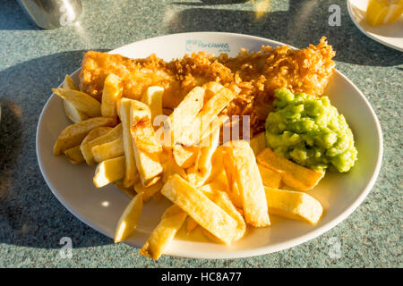Excellent poisson frites et petits pois à l'épouse de pêcheurs Cafe à Whitby Banque D'Images
