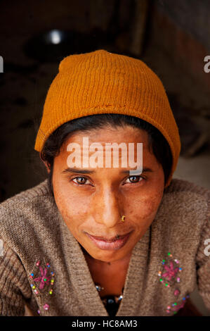 Femme Kumaoni en face de sa maison à Kot Kendri Kumaon Hills village,, Uttarakhand, Inde Banque D'Images