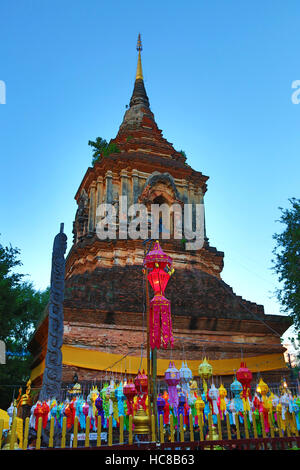 Lanternes colorées et Chedi du Wat Lok Molee temple à Chiang Mai, Thaïlande Banque D'Images