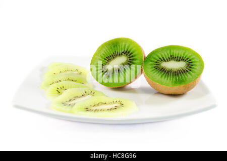 Morceau de tranches de kiwi et over white background isolés Banque D'Images