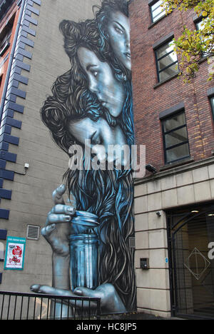 Murale dans Belfast city centre appelé Pandoras Jar par l'artiste américaine Chirstina Angelina qui est également connu comme un chasseur Banque D'Images