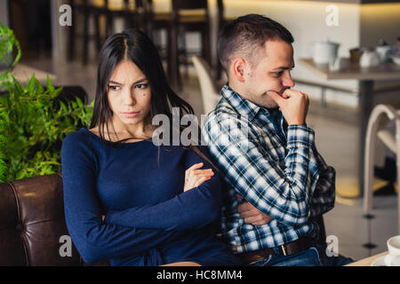 Couple au café pendant le déjeuner. Ils sont en infraction et s'asseoir Banque D'Images