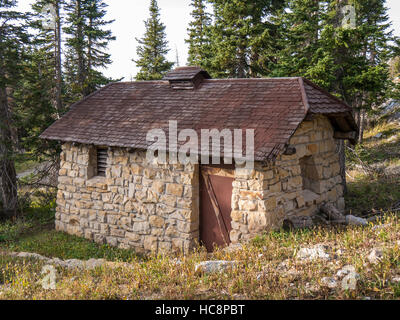 La CCC historique bâtiment des latrines, Mirror Lake, Snowy Range, le Wyoming. Banque D'Images