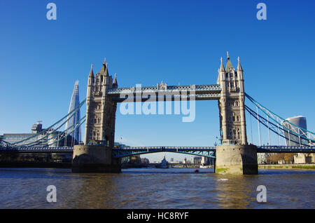 LONDON,UK - 01 DEC 2016 - Tower Bridge vu depuis un bateau sur la Tamise Banque D'Images