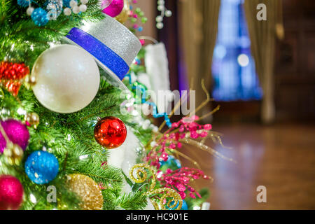 Libre de l'arbre de Noël décoré au hall Banque D'Images