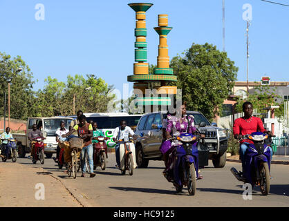 Le BURKINA FASO, la capitale Ouagadougou, trafic, rond-point place de / cinéphiles Platz der Cineasten Kreisverkehr Banque D'Images