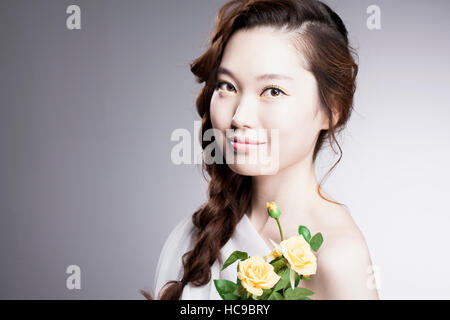 Portrait of young smiling Korean femme aux longs cheveux tressés ondulés Banque D'Images