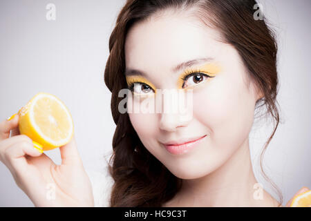 Portrait of young smiling woman coréen dans l'ombre d'oeil jaune citron posant avec Banque D'Images