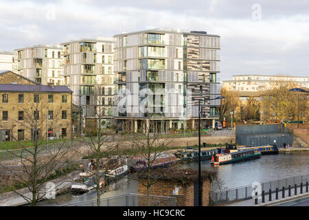 Appartement art et essai du développement à King's Cross, vu à travers le Regents Canal. Banque D'Images