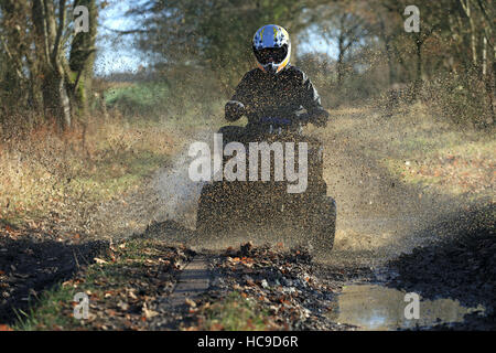 Le quad sur les terres agricoles, le suivi de la campagne anglaise, UK Banque D'Images