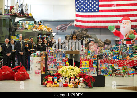 Washington, DC, le 7 décembre, 2016, USA : La Première Dame Michelle Obama visites Joint Base Anacosta-Bolling où elle aide à la distribution de jouets et de Banque D'Images