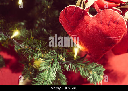 Noël arrière-plan - un jouet sur l'arbre l'de guirlandes sous la forme coeur Banque D'Images