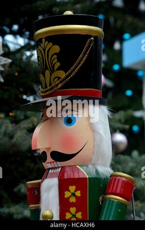 Statue en bois de Noël Casse-Noisette populaires de conte de fées dans la légende de Noël ornements colorés histoire de conte de fées Banque D'Images