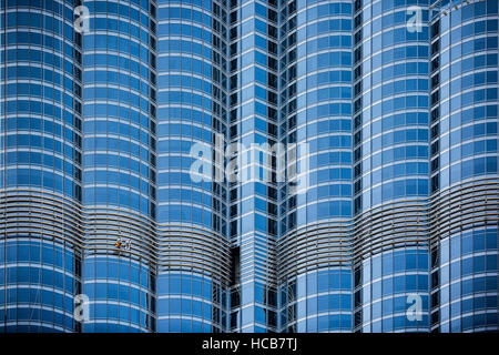 Nettoyage de vitres sur la façade en verre du centre-ville de Burj Khalifa, à Dubaï, Émirats Arabes Unis Banque D'Images