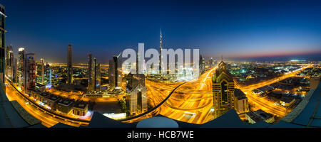 Voir l'horizon de l'hôtel Shangri La de la nuit, illuminé de Sheikh Zayed Road, Burj Khalifa, Dubaï, centre-ville Banque D'Images