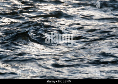 Douces vagues dans l'eau, l'Isar, Upper Bavaria, Bavaria, Germany Banque D'Images