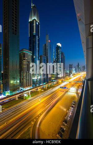 Voir en soirée à partir de l'établissement Four Points by Sheraton, Skyline et Sheikh Zayed Road, Dubaï, Emirats Arabes Unis Banque D'Images