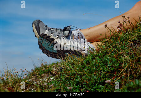 Les jambes de la femme avec des chaussures de course Banque D'Images