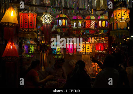 Lanternes colorées ou un sky lanterns (akash kandil) à vendre la nuit, festival du Diwali, Pune, Maharashtra, Inde