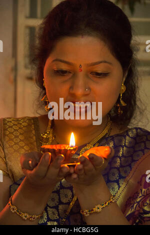Jeune femme indienne avec des petits diya en terre ou la lampe pendant diwali festival, Pune, Maharashtra, Inde Banque D'Images
