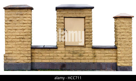 Fragment d'une oeuvre inachevée de clôture des briques jaunes. Isolé avec patch Banque D'Images