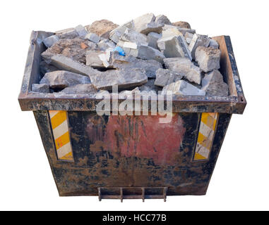 Grand récipient en acier rouillé chargé avec des fragments de béton et de pierres de construction. Isolé avec patch Banque D'Images